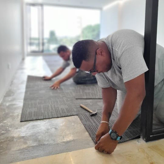 servicio de instalación de alfombras modulares en caracas - armado e instalacion